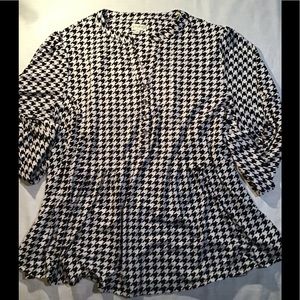 Women’s size 4X Wonderly black and white top/ blouse pullover buttons on front